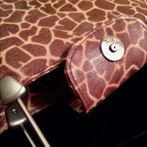 Elaine Turner Giraffe Print Bucket Tote - Picture 5 of 8